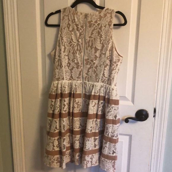 White and tan lace peplum dress - Picture 2 of 5